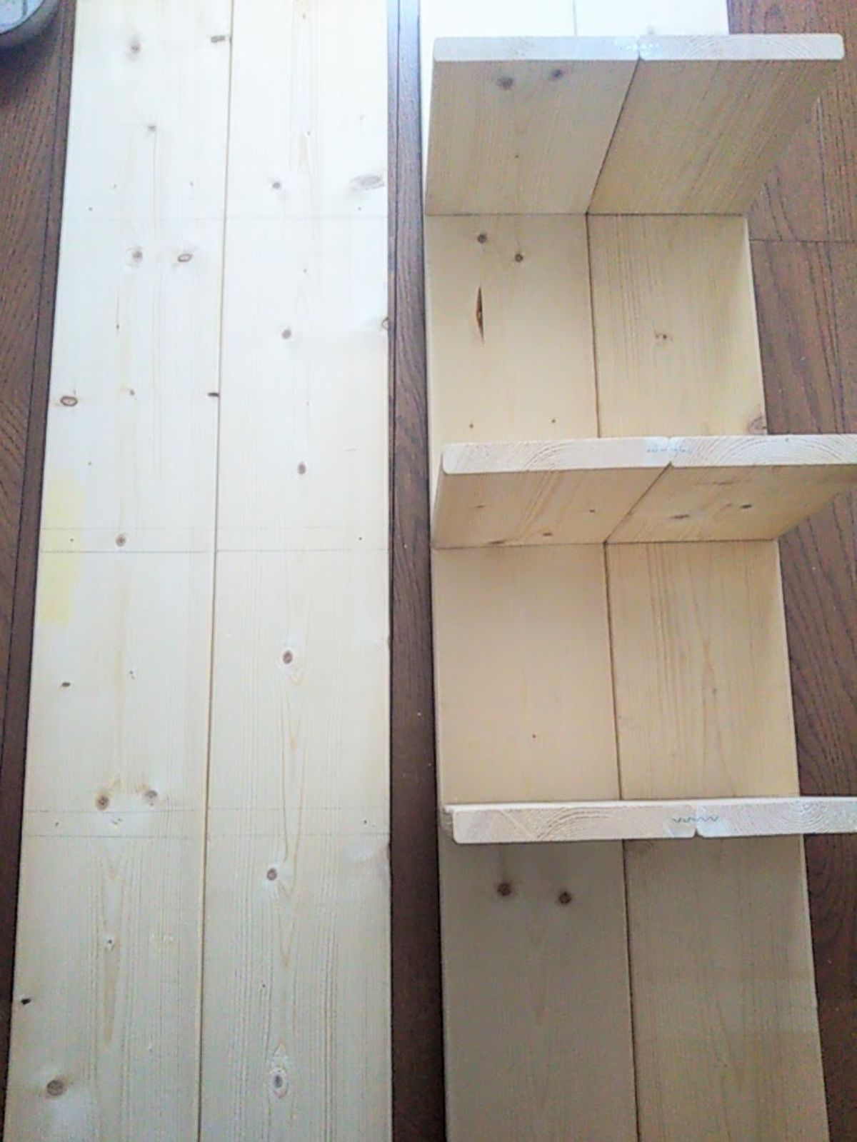 シェルフの棚板は木口が隠れるので、波釘でつないだところ