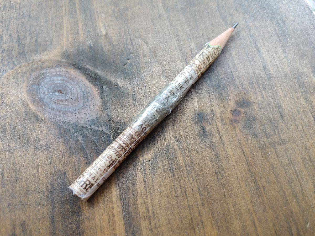つなげた鉛筆が折れちゃって、娘が自力でセロハンテープ修正したところ